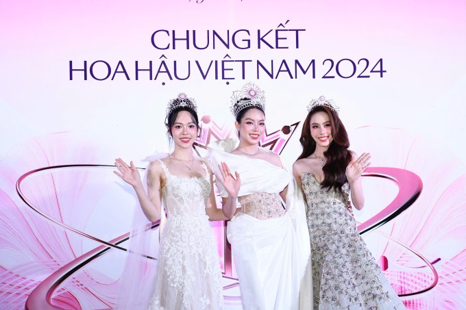 Top 3 Hoa hậu Việt Nam 2022 từ trái sang: á hậu 1 Thùy Linh, hoa hậu Thanh Thủy, á hậu 2 Ngọc Hằng.