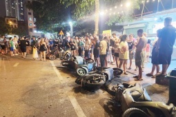 Ô tô mất lái húc văng người dân, xe máy nằm la liệt giữa phố