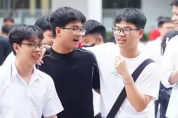 Đề thi Tiếng Anh dài kín 4 trang giấy, cập nhật giải đề