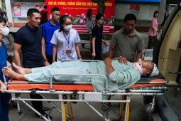 Thí sinh nằm trên cáng để làm bài thi tốt nghiệp THPT Quốc Gia