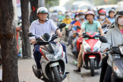 Chạy xe máy trên vỉa hè có thể bị phạt bao nhiêu tiền?
