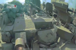 Giây phút tay súng Hamas áp sát, thả đầu nổ phá hủy thiết giáp Israel