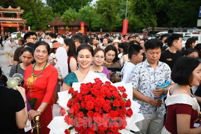 Thanh Thủy cùng bố mẹ trên thảm đỏ chung kết Hoa hậu Việt Nam 2024 - 10