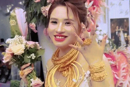Cô dâu Tiền Giang đeo vàng kín cổ trong ngày cưới, màn trao quà kéo dài 30 phút