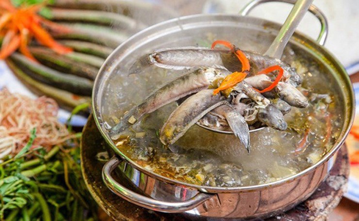 Những năm gần đây, cá kèo đã &#34;lên đời&#34; thành đặc sản. Cá kèo kho tộ, cá kèo nướng muối ớt, cá kèo chiên giòn... đều là những món được yêu thích. Nhưng nổi bật nhất vẫn là lẩu cá kèo – món ăn đặc trưng của người miền Tây.&nbsp;
