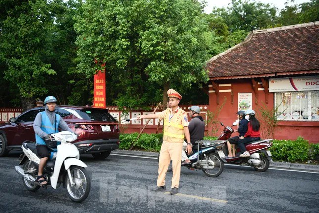 Thanh Thủy cùng bố mẹ trên thảm đỏ chung kết Hoa hậu Việt Nam 2024 - 13
