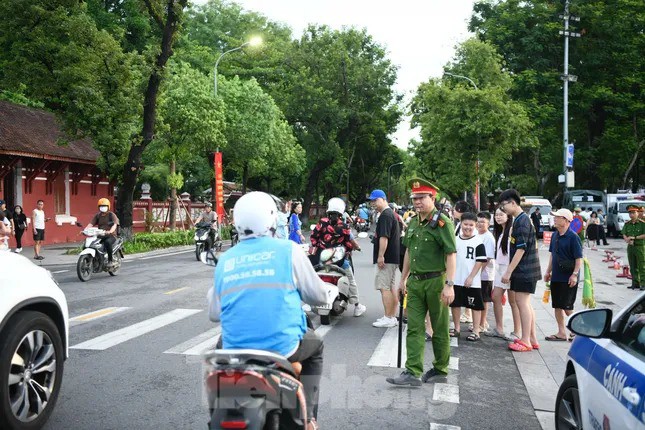 Thanh Thủy cùng bố mẹ trên thảm đỏ chung kết Hoa hậu Việt Nam 2024 - 14