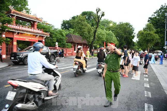 Bên ngoài, lực lượng cảnh sát giao thông và cảnh sát trật tự hỗ trợ phân luồng xe cộ.