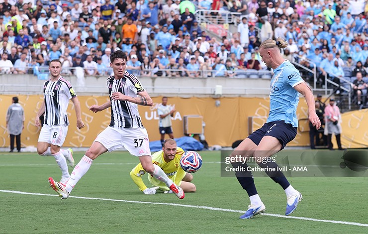 Haaland ghi bàn vào lưới Juventus