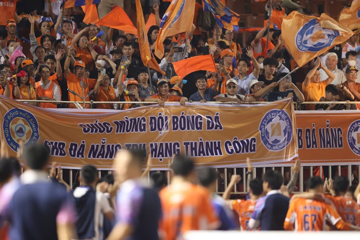 Công Phượng mắt đỏ hoe vì trượt vé V-League, Bùi Tiến Dũng hóa người hùng - 11
