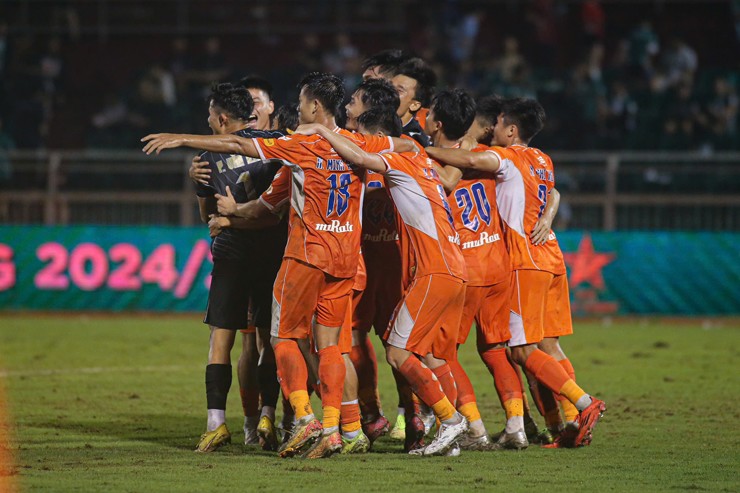 Các cầu thủ đội bóng sông Hàn chính thức ở lại với V-League mùa sau