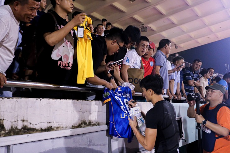 Công Phượng mắt đỏ hoe vì trượt vé V-League, Bùi Tiến Dũng hóa người hùng - 13