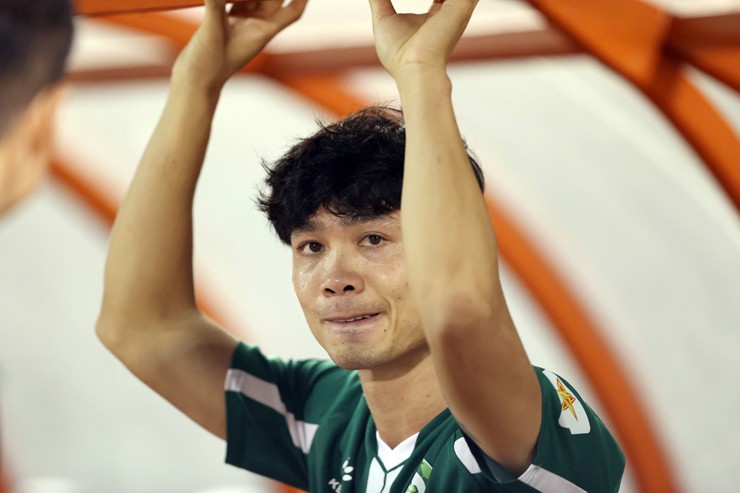 Công Phượng mắt đỏ hoe vì trượt vé V-League, Bùi Tiến Dũng hóa người hùng - 4
