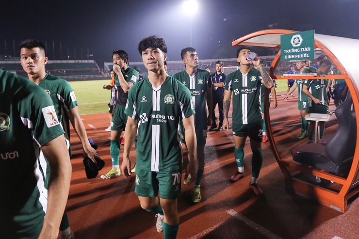 Công Phượng mắt đỏ hoe vì trượt vé V-League, Bùi Tiến Dũng hóa người hùng - 7