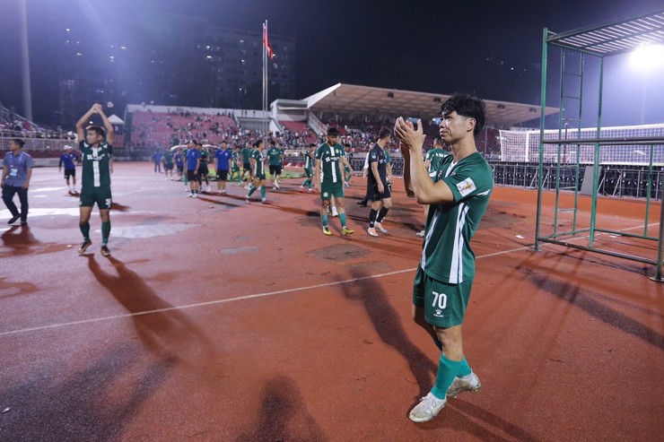 Dù buồn bã, Công Phượng cùng đồng đội vẫn cố gắng đi vòng quanh sân cảm ơn sự cổ vũ của các khán giả