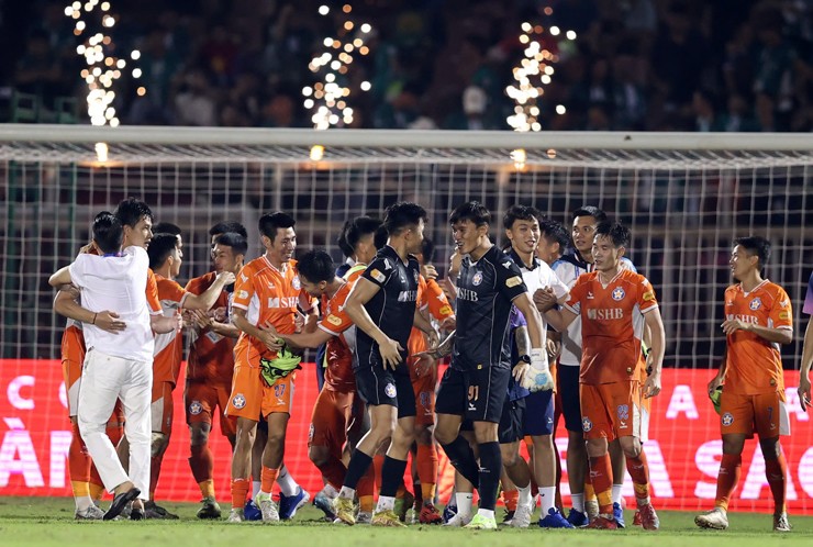 Công Phượng mắt đỏ hoe vì trượt vé V-League, Bùi Tiến Dũng hóa người hùng - 9