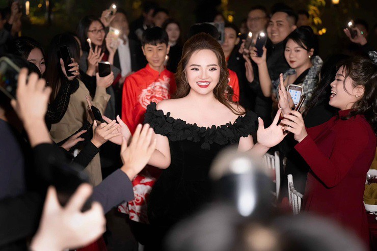 Fanpage có tên "Dược phẩm Hoàng Hường Meli chính hãng" của bà Hoàng Hường bị réo tên