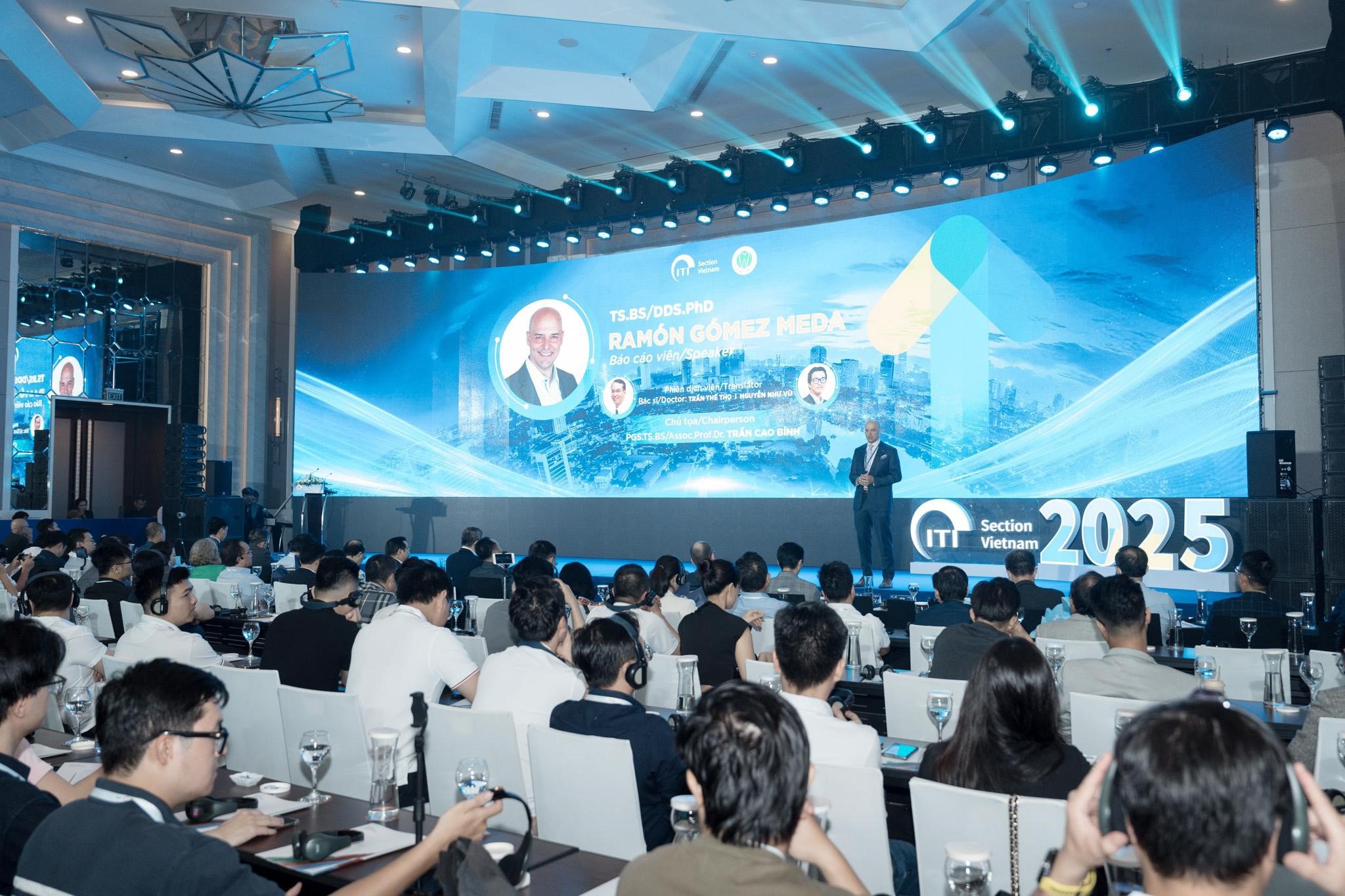 TS. BS. Ramon Gomez Meda trình bày chủ đề: “Phẫu thuật niêm mạc nướu: xử lý mô mềm quanh implant”, thu hút sự quan tâm của hơn 350 hội viên. Ảnh: ITI Section Vietnam.