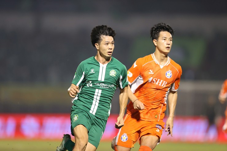 Công Phượng hoạt động năng nổ dù bị theo kèm sát