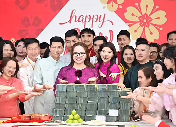 Hoàng Hường chất tiền thành đống để lì xì nhân viên.