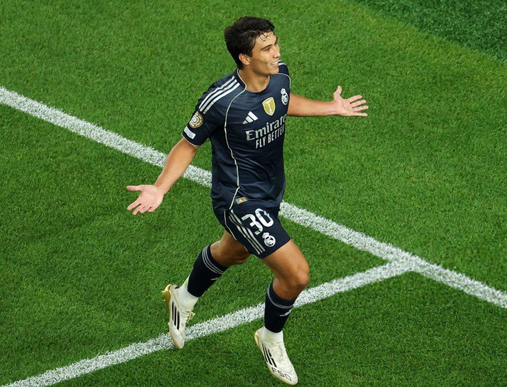 Gonzalo Garcia đang chơi ấn tượng trong vai trò "đóng thế" cho Mbappe