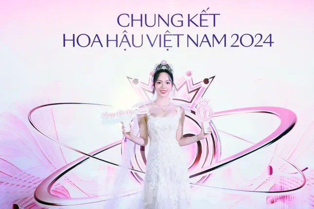 Á hậu Trịnh Thùy Linh chia sẻ cảm thấy bồi hồi trước khi kết thúc nhiệm kỳ. Cô kỳ vọng mùa nhan sắc mới sẽ giúp hành trình Hoa hậu Việt Nam tiếp nối và ngày càng rạng rỡ.