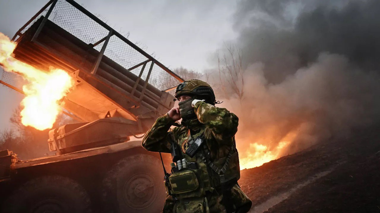 Binh sĩ Nga nã pháo trên chiến trường Ukraine (ảnh: TASS) Binh sĩ Nga nã pháo trên chiến trường Ukraine (ảnh: TASS)