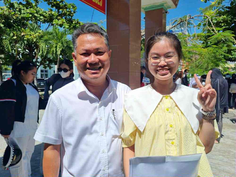 Vỡ òa cảm xúc kết thúc thi theo chương trình mới, cập nhật giải đề - 1