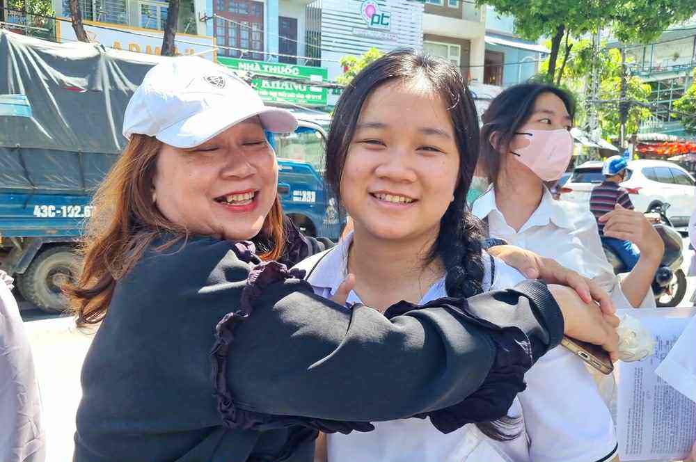 Vỡ òa cảm xúc kết thúc thi theo chương trình mới, cập nhật giải đề - 2