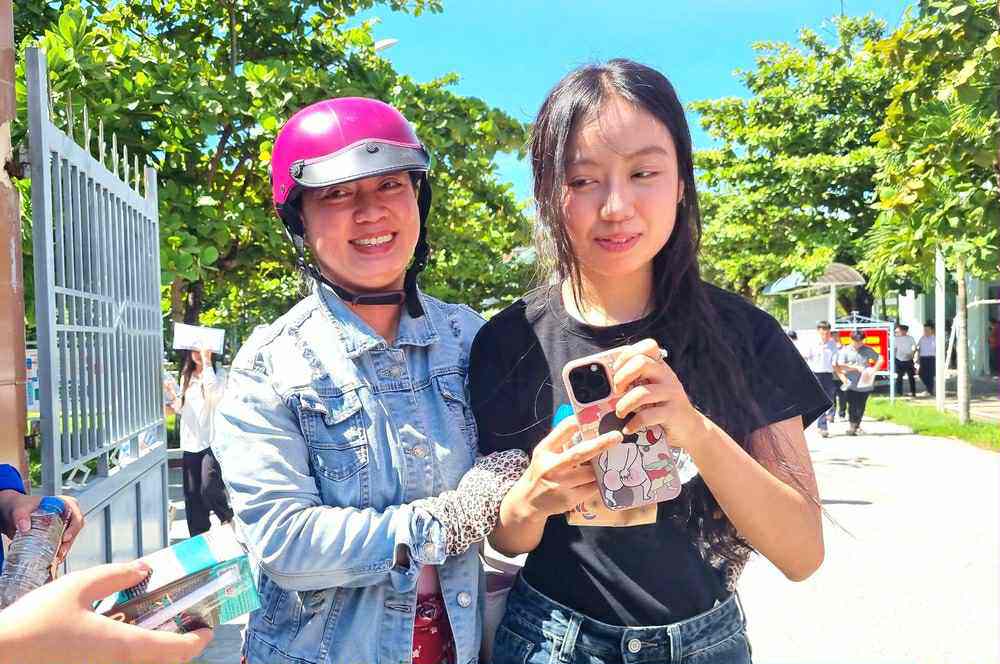 Vỡ òa cảm xúc kết thúc thi theo chương trình mới, cập nhật giải đề - 3