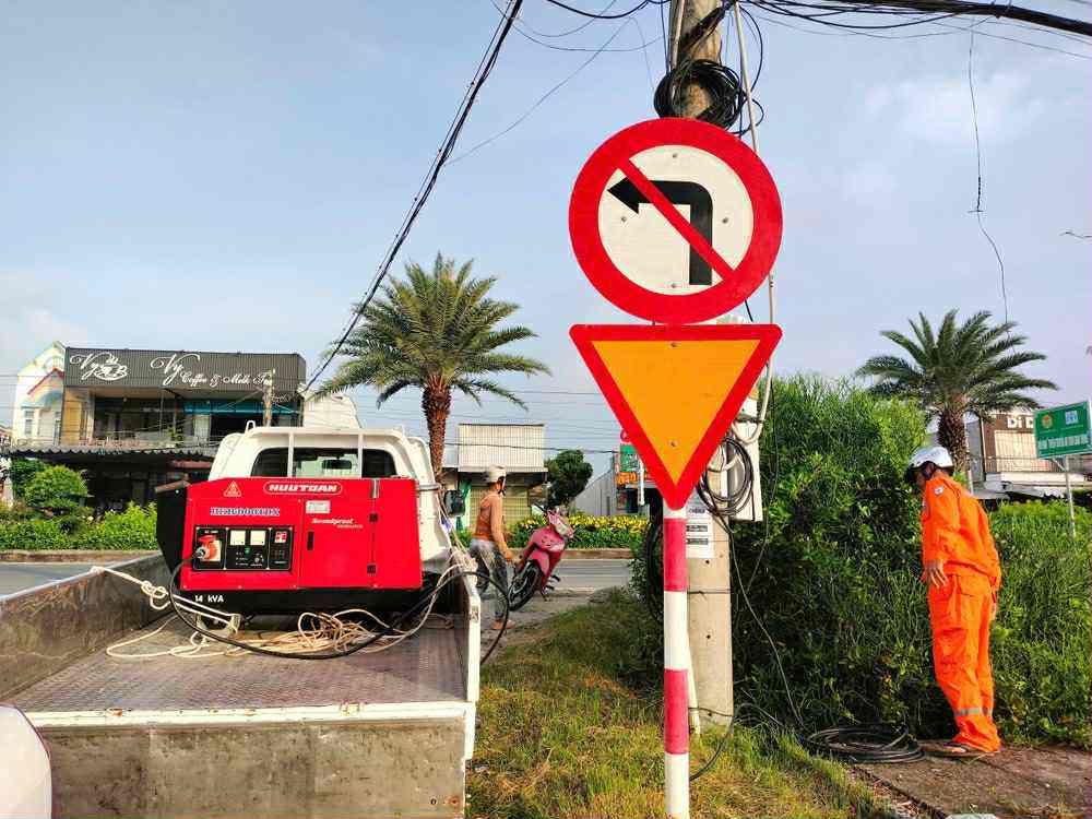 Điện lực huyện Năm Căn đưa phương tiện túc trực kỳ thi.