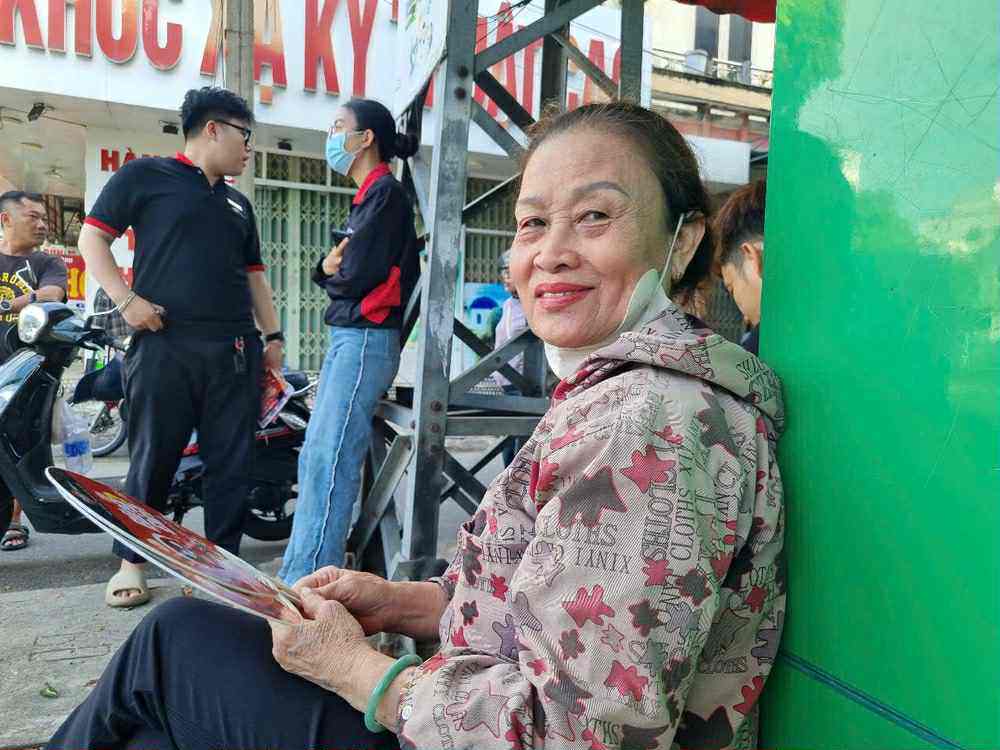 Vỡ òa cảm xúc kết thúc thi theo chương trình mới, cập nhật giải đề - 35