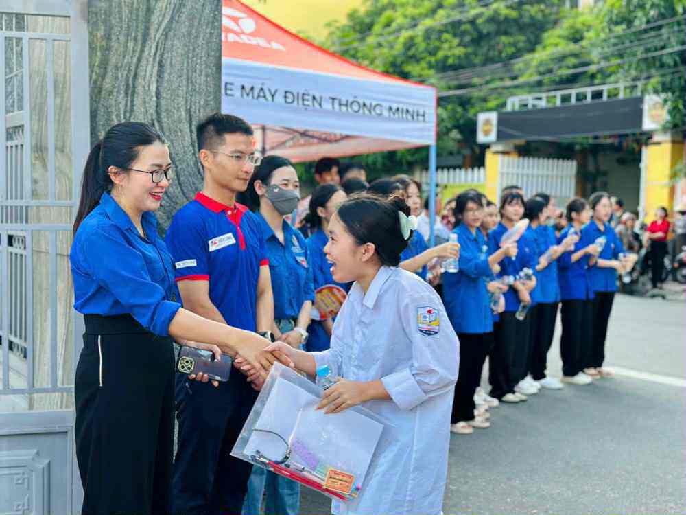 Thí sinh bước vào ngày thi thứ hai: Thực hiện loạt môn thi theo chương trình mới - 1