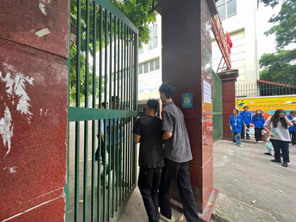 Vỡ òa cảm xúc kết thúc thi theo chương trình mới, cập nhật giải đề - 28