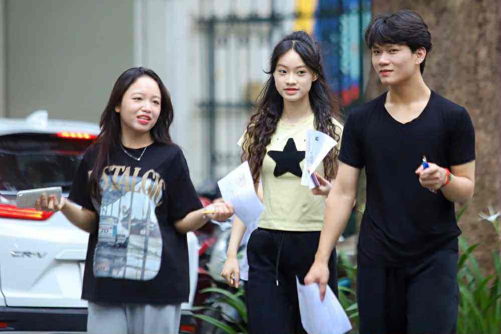 Vỡ òa cảm xúc kết thúc thi theo chương trình mới, cập nhật giải đề - 29