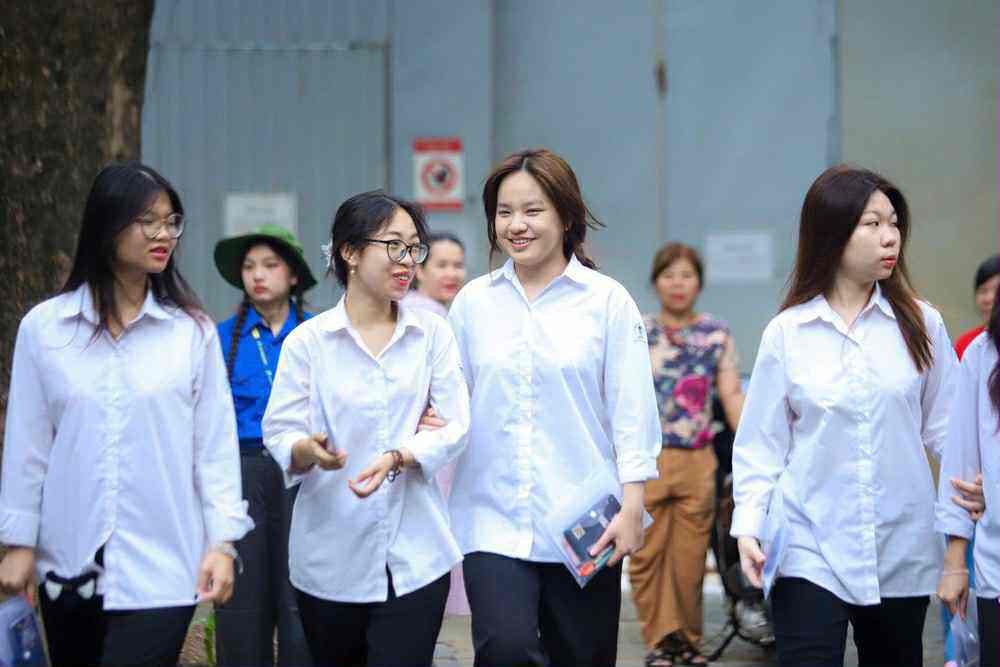 Vỡ òa cảm xúc kết thúc thi theo chương trình mới, cập nhật giải đề - 30