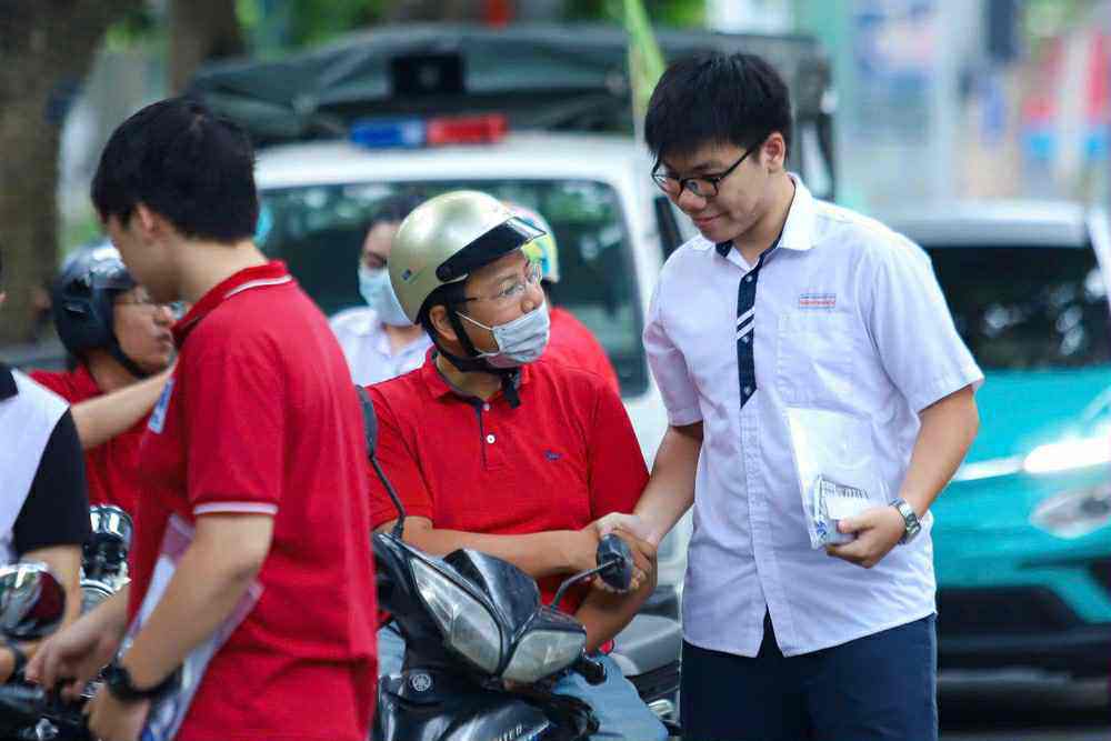 Vỡ òa cảm xúc kết thúc thi theo chương trình mới, cập nhật giải đề - 31