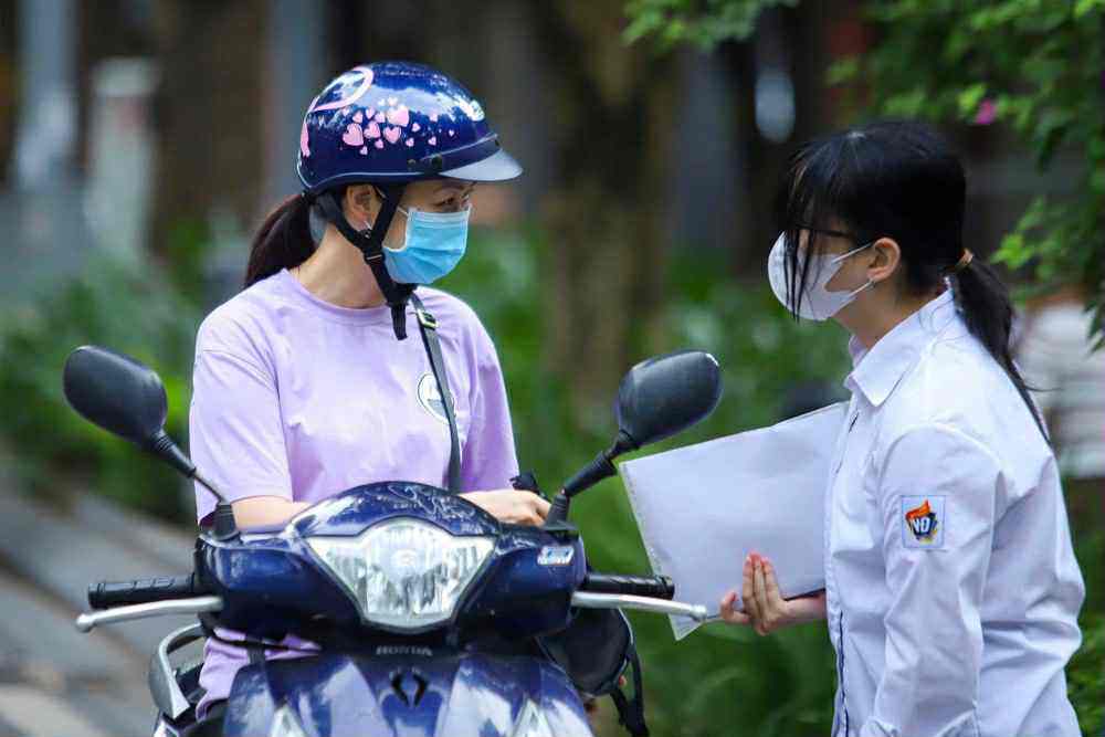 Vỡ òa cảm xúc kết thúc thi theo chương trình mới, cập nhật giải đề - 32