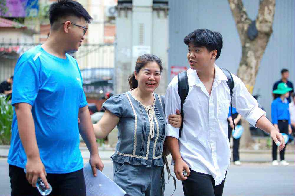 Vỡ òa cảm xúc kết thúc thi theo chương trình mới, cập nhật giải đề - 33