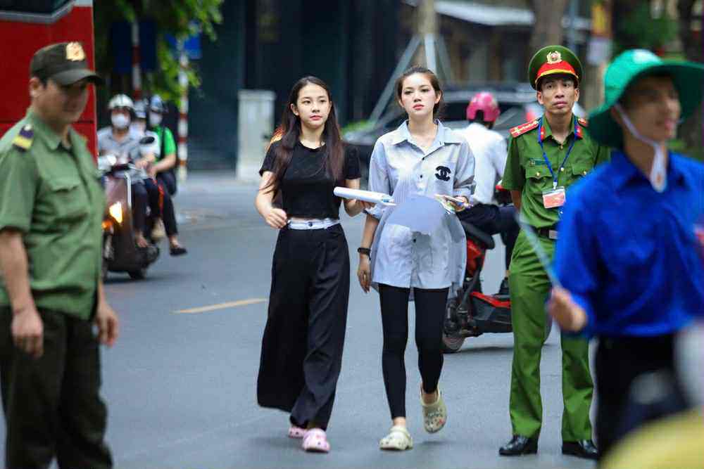 Vỡ òa cảm xúc kết thúc thi theo chương trình mới, cập nhật giải đề - 34