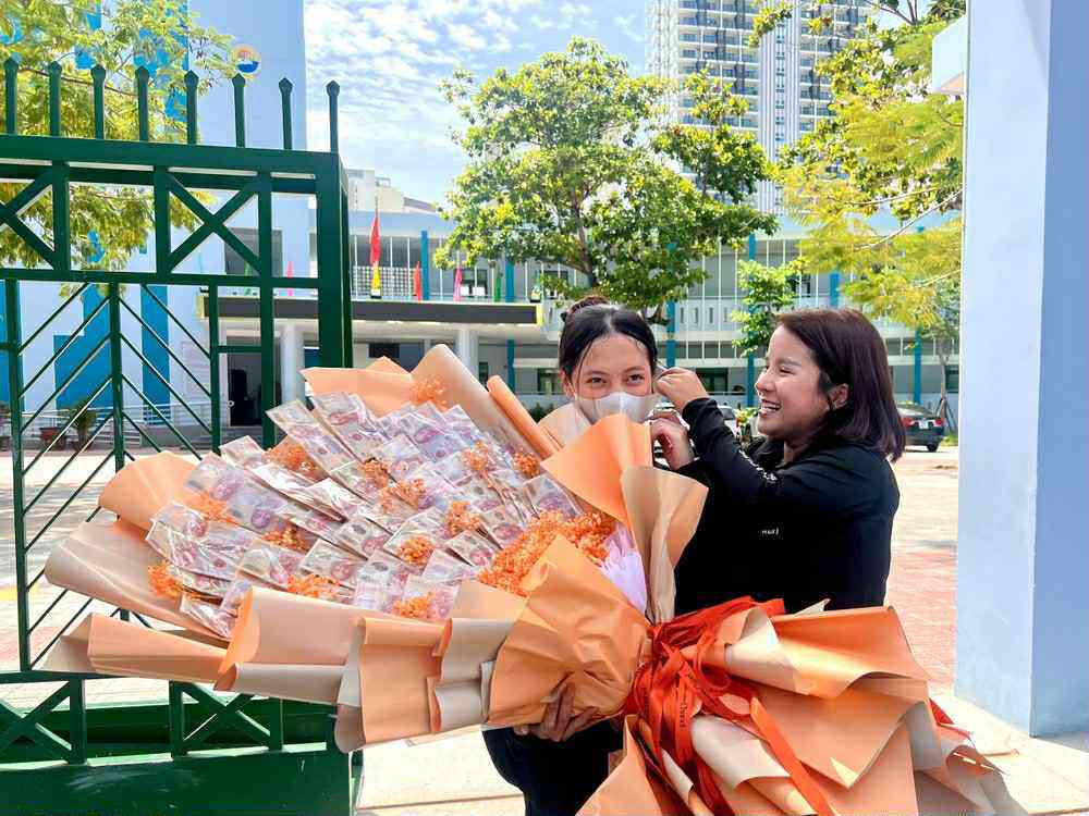 Vỡ òa cảm xúc kết thúc thi theo chương trình mới, cập nhật giải đề - 5