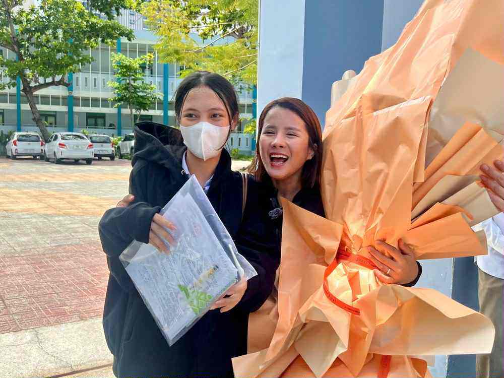 Vỡ òa cảm xúc kết thúc thi theo chương trình mới, cập nhật giải đề - 4