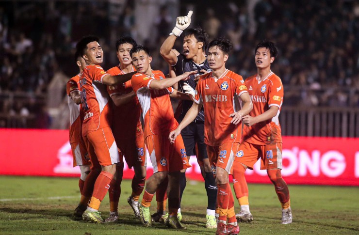 Bùi Tiến Dũng và đồng đội ăn mừng được ở lại V-League
