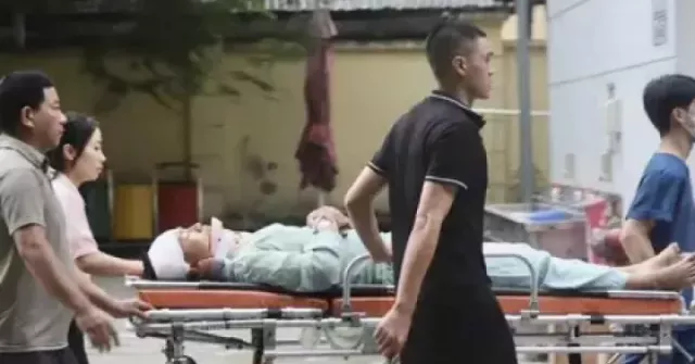 Nam sinh gặp tai nạn, nén đau đến điểm thi bằng cáng