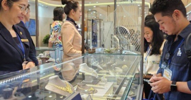 Giá vàng miếng SJC và vàng nhẫn đồng loạt giảm