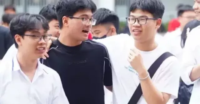 Đề thi Tiếng Anh dài kín 4 trang giấy, cập nhật giải đề