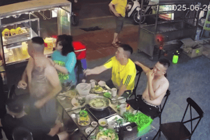 Người dân kể thời điểm tài xế say xỉn đâm hàng loạt xe trên phố