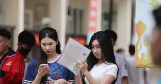 Thí sinh thừa nhận chụp đề thi gửi ra ngoài nhờ giải