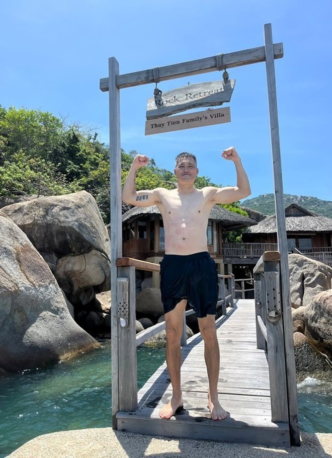 "Cặp đôi hot nhất nhì Vbiz" Thủy Tiên - Công Vinh gây sốt với hình ảnh mới sau nửa năm ở ẩn - 2