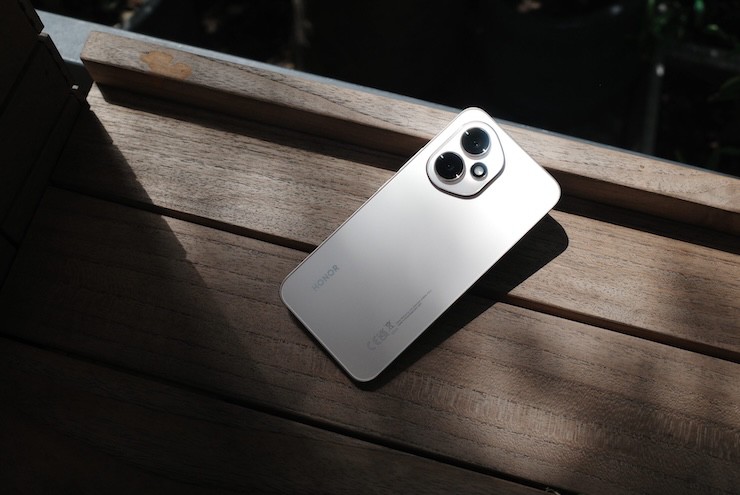 Mặt sau của Honor 400 bản thường.